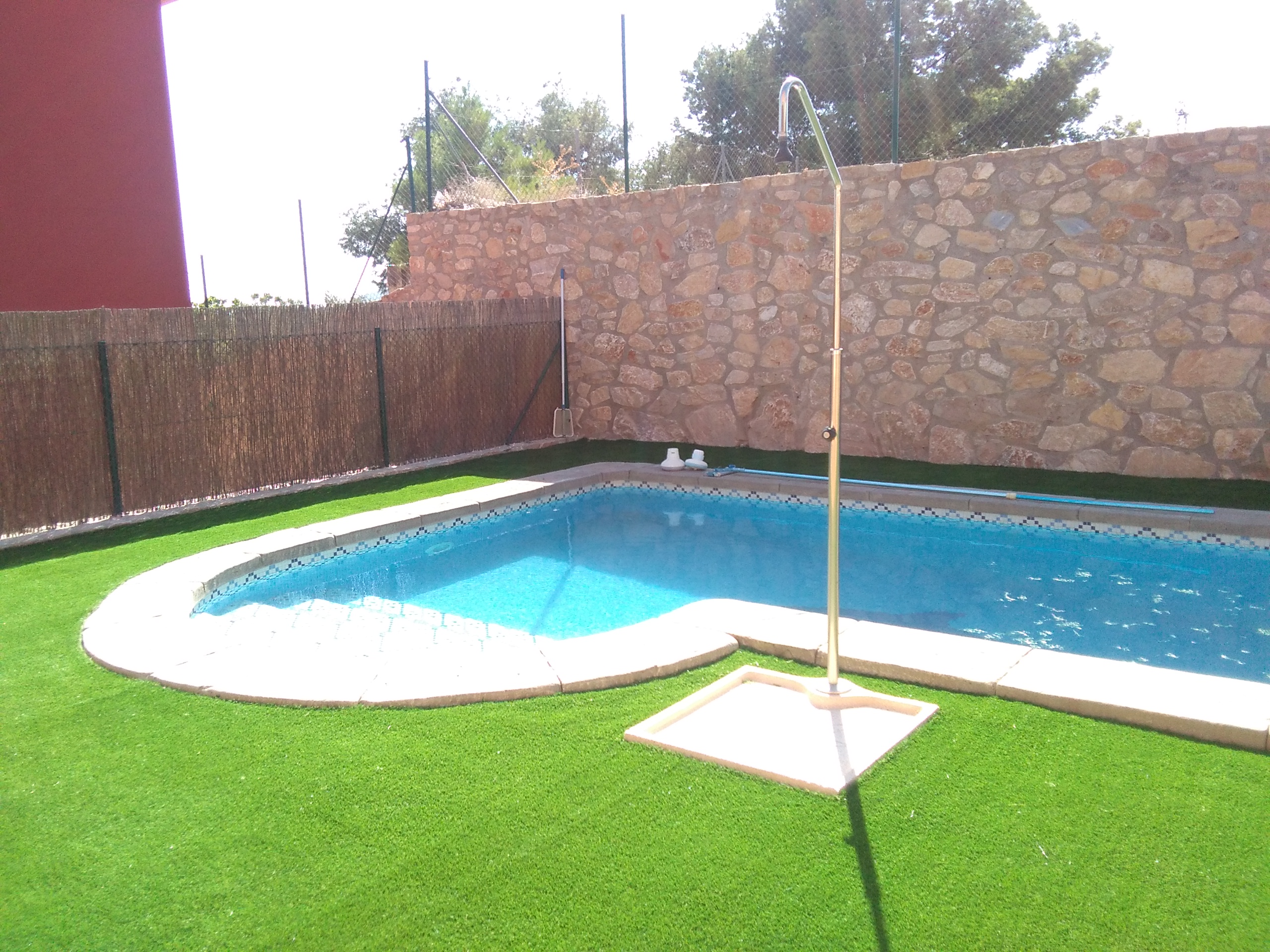 cesped artificial piscina en Murcia